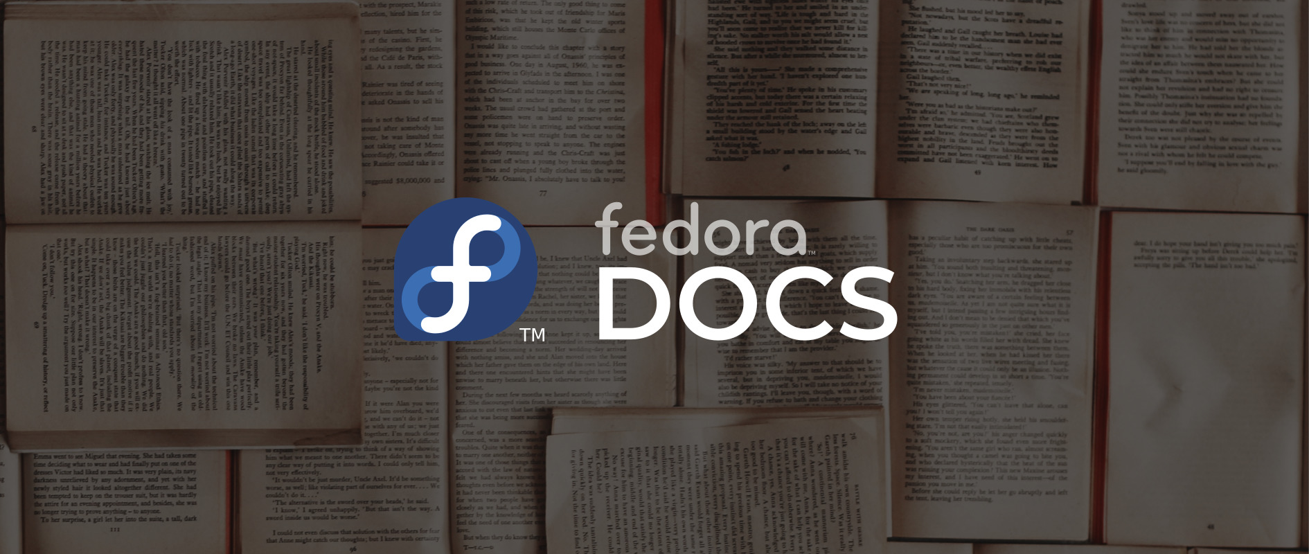 Logo Tim Dokumentasi Fedora dengan Merk Dagang Fedora; halaman-halaman buku di latar belakang.